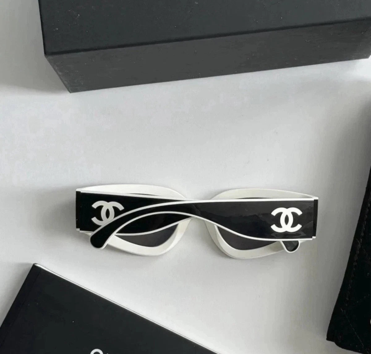 Chanel Cat-Eye Two-Tone Sunglasses (provavelmente da coleção 'In Black and White' ou similar)