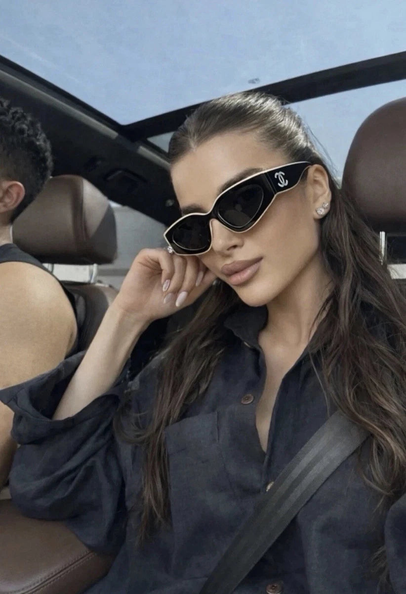 Chanel Cat-Eye Two-Tone Sunglasses (provavelmente da coleção 'In Black and White' ou similar)
