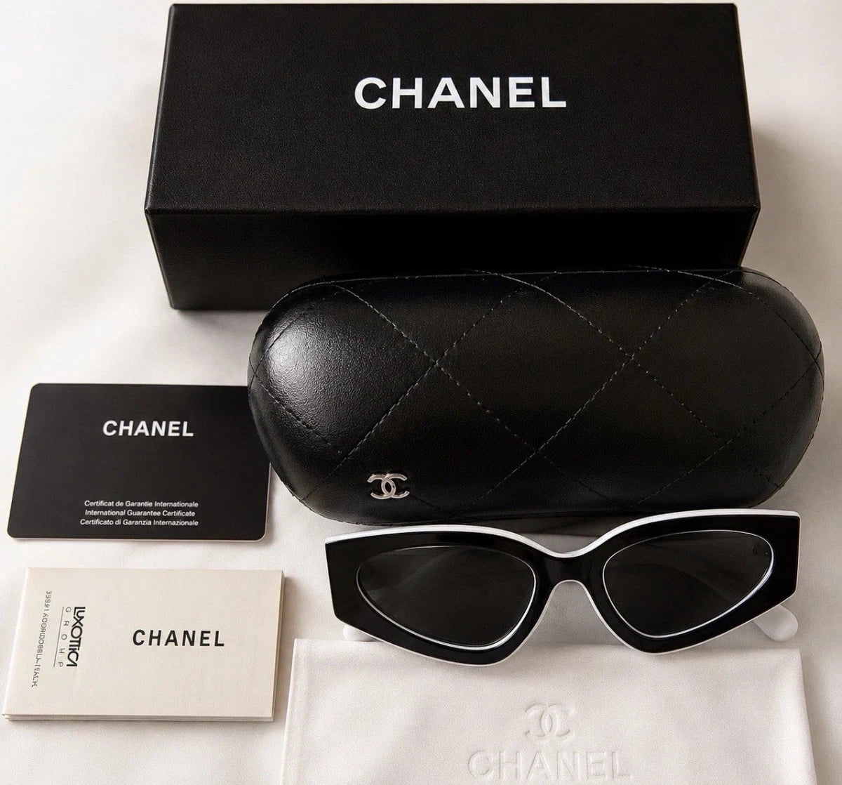 Chanel Cat-Eye Two-Tone Sunglasses (provavelmente da coleção 'In Black and White' ou similar)